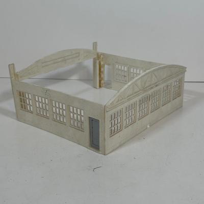 LOT 34L: Lionel Trains & Plasticville Accessories & More!