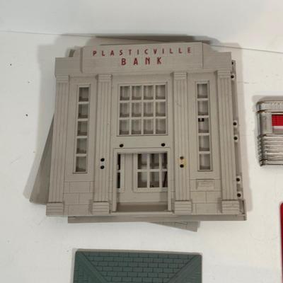LOT 34L: Lionel Trains & Plasticville Accessories & More!