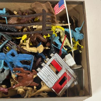 LOT 34L: Lionel Trains & Plasticville Accessories & More!