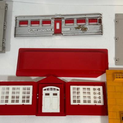 LOT 34L: Lionel Trains & Plasticville Accessories & More!
