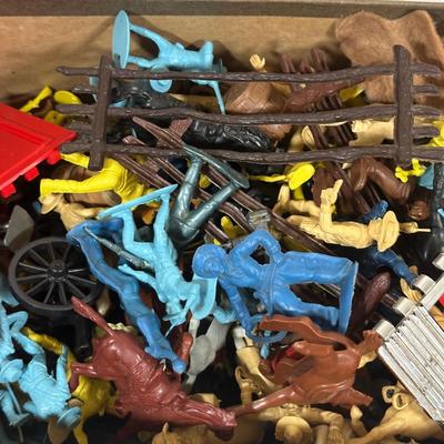 LOT 34L: Lionel Trains & Plasticville Accessories & More!