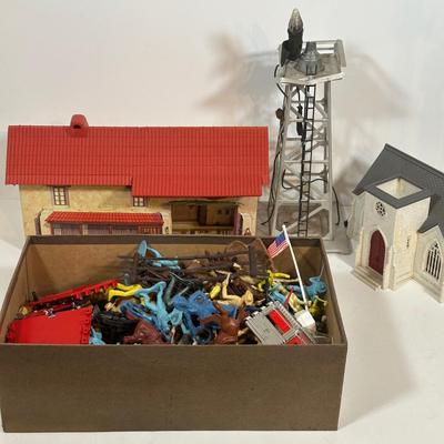 LOT 34L: Lionel Trains & Plasticville Accessories & More!
