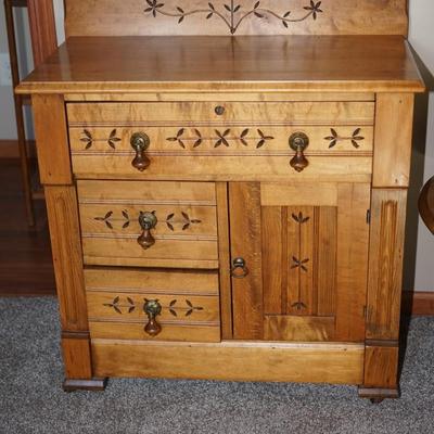 LATE 19TH CENTURY EASTLAKE STYLE MAPLE WASHSTAND RESTORED TO ORIGINAL FINISH