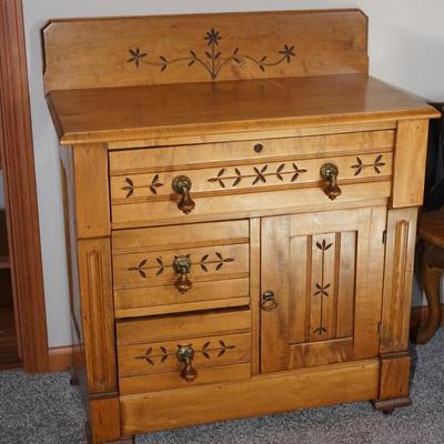 LATE 19TH CENTURY EASTLAKE STYLE MAPLE WASHSTAND RESTORED TO ORIGINAL FINISH