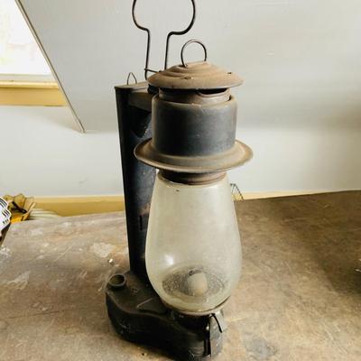 LOT533: Vintage Rayo Early 20th Century Oil Lantern