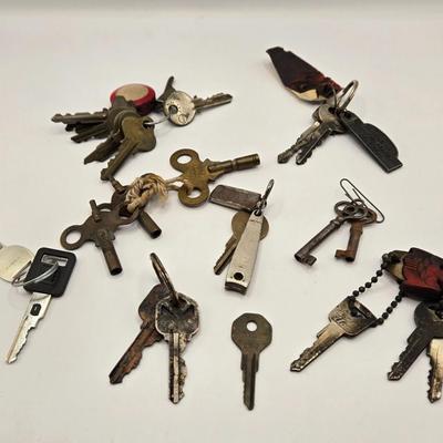 LOT 549: Antique Keys, Combo Lock, Door Knob, & Drawer Pulls