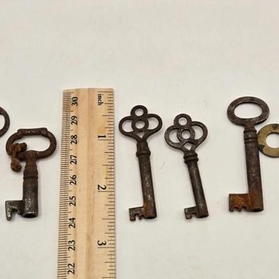 LOT 549: Antique Keys, Combo Lock, Door Knob, & Drawer Pulls