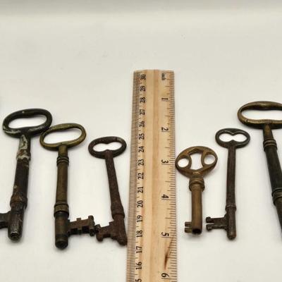 LOT 549: Antique Keys, Combo Lock, Door Knob, & Drawer Pulls