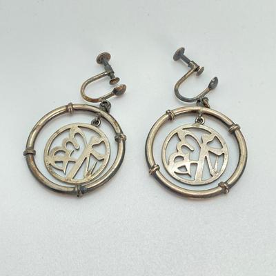 LOT 559: Vintage Sterling Silver Screw Back Earring Collection