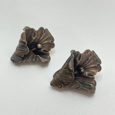LOT 559: Vintage Sterling Silver Screw Back Earring Collection