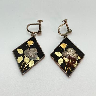 LOT 559: Vintage Sterling Silver Screw Back Earring Collection