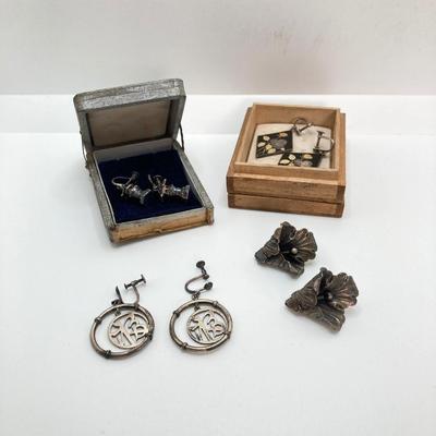 LOT 559: Vintage Sterling Silver Screw Back Earring Collection