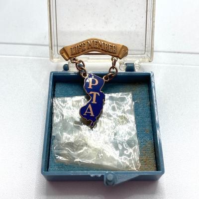 LOT 577: Gold PTA Life Member Pin - 10KT, TW 2.56g