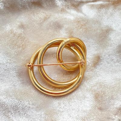 LOT 578: Gold Two Tone Brushed and Shiny Brooch / Pin - 14KT, TW 5.42g