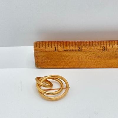LOT 578: Gold Two Tone Brushed and Shiny Brooch / Pin - 14KT, TW 5.42g