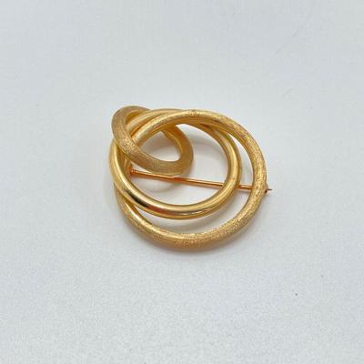 LOT 578: Gold Two Tone Brushed and Shiny Brooch / Pin - 14KT, TW 5.42g