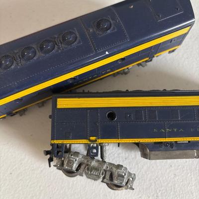 LOT 609: HO Scale Train: Locomotives & Box Cars