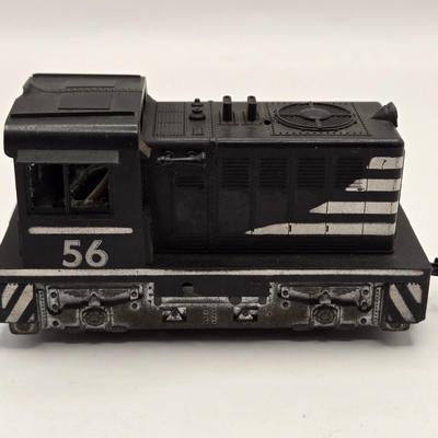 LOT 609: HO Scale Train: Locomotives & Box Cars