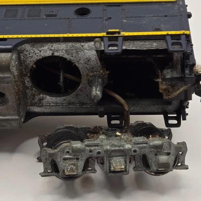 LOT 609: HO Scale Train: Locomotives & Box Cars