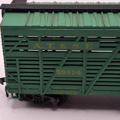 LOT 609: HO Scale Train: Locomotives & Box Cars
