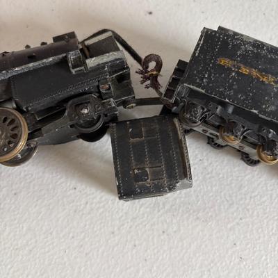 LOT 609: HO Scale Train: Locomotives & Box Cars