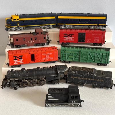 LOT 609: HO Scale Train: Locomotives & Box Cars