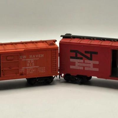 LOT 609: HO Scale Train: Locomotives & Box Cars