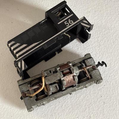 LOT 609: HO Scale Train: Locomotives & Box Cars