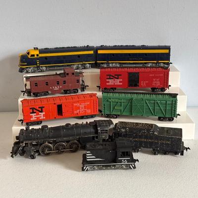 LOT 609: HO Scale Train: Locomotives & Box Cars