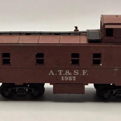 LOT 609: HO Scale Train: Locomotives & Box Cars