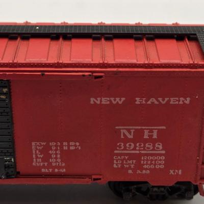 LOT 609: HO Scale Train: Locomotives & Box Cars