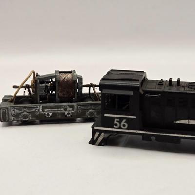 LOT 609: HO Scale Train: Locomotives & Box Cars