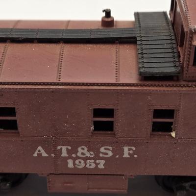 LOT 609: HO Scale Train: Locomotives & Box Cars