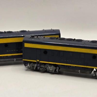 LOT 609: HO Scale Train: Locomotives & Box Cars