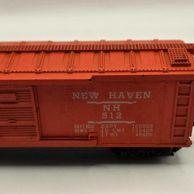 LOT 609: HO Scale Train: Locomotives & Box Cars