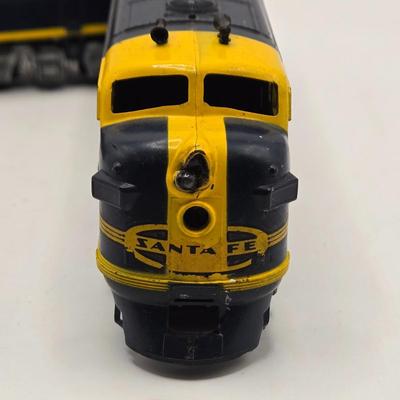 LOT 609: HO Scale Train: Locomotives & Box Cars