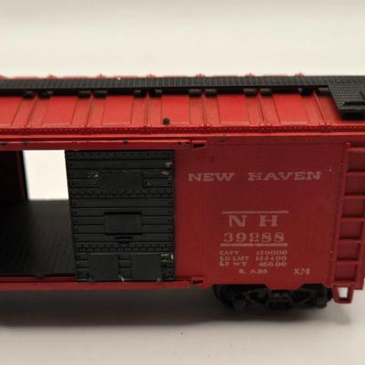 LOT 609: HO Scale Train: Locomotives & Box Cars