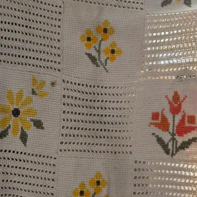 LOT 627: Spring Flower Blanket, Appears to be Handmade