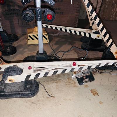 LOT 636 Assortment of Vintage Miniature Rail Road Signals and Crossing Gates