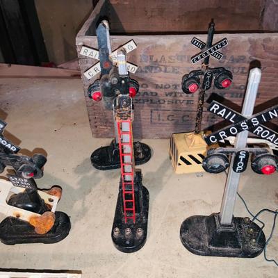 LOT 636 Assortment of Vintage Miniature Rail Road Signals and Crossing Gates