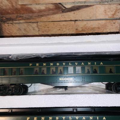 LOT641: Williams Electric Train Deluxe 5 Car Madison Set - Crown Edition