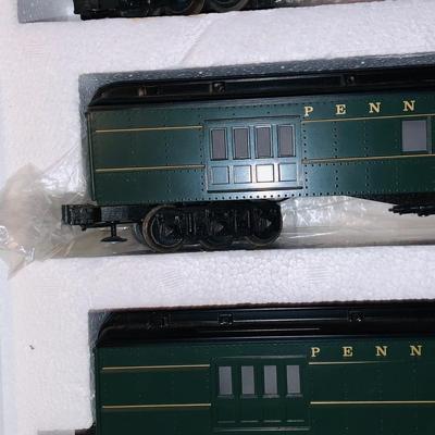 LOT641: Williams Electric Train Deluxe 5 Car Madison Set - Crown Edition