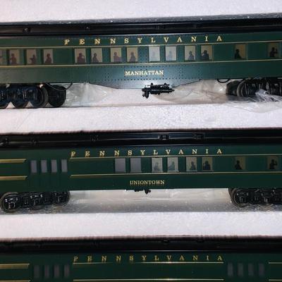 LOT641: Williams Electric Train Deluxe 5 Car Madison Set - Crown Edition