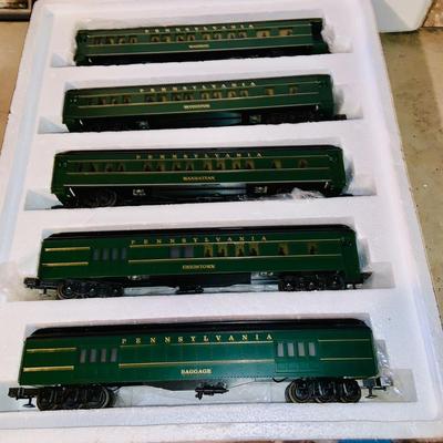 LOT641: Williams Electric Train Deluxe 5 Car Madison Set - Crown Edition
