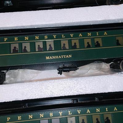 LOT641: Williams Electric Train Deluxe 5 Car Madison Set - Crown Edition