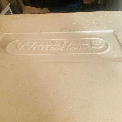 LOT641: Williams Electric Train Deluxe 5 Car Madison Set - Crown Edition