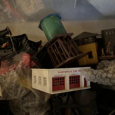 LOT 648: As Found Tote Full of Train Buildings/Accessories