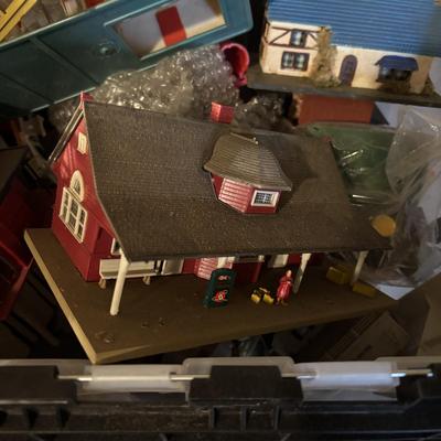 LOT 648: As Found Tote Full of Train Buildings/Accessories