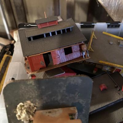 LOT 648: As Found Tote Full of Train Buildings/Accessories