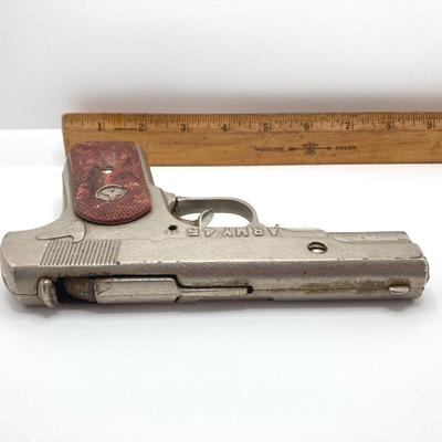 LOT 665: Vintage Toy Army 45 Cap Gun and Tru-Size Metal Miniature Toy Figurines